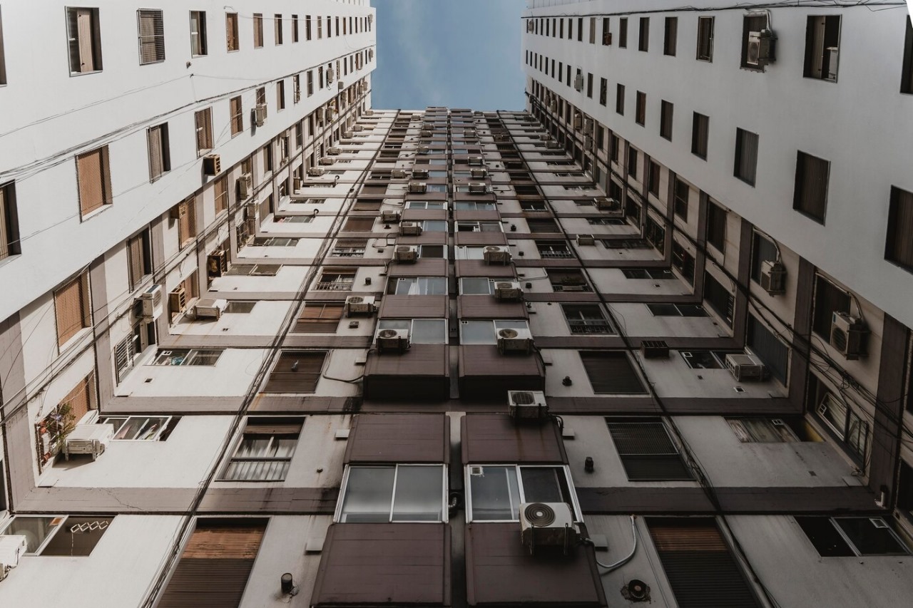 Юрист объяснил, что делать, если в соседней квартире поселилось много мигрантов