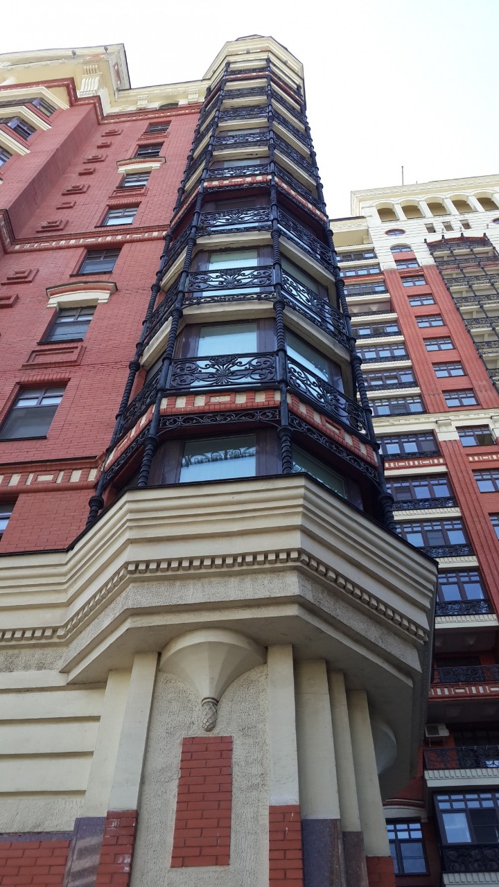 В Екатеринбурге из-за пожара в трехэтажном доме проводят массовую эвакуацию