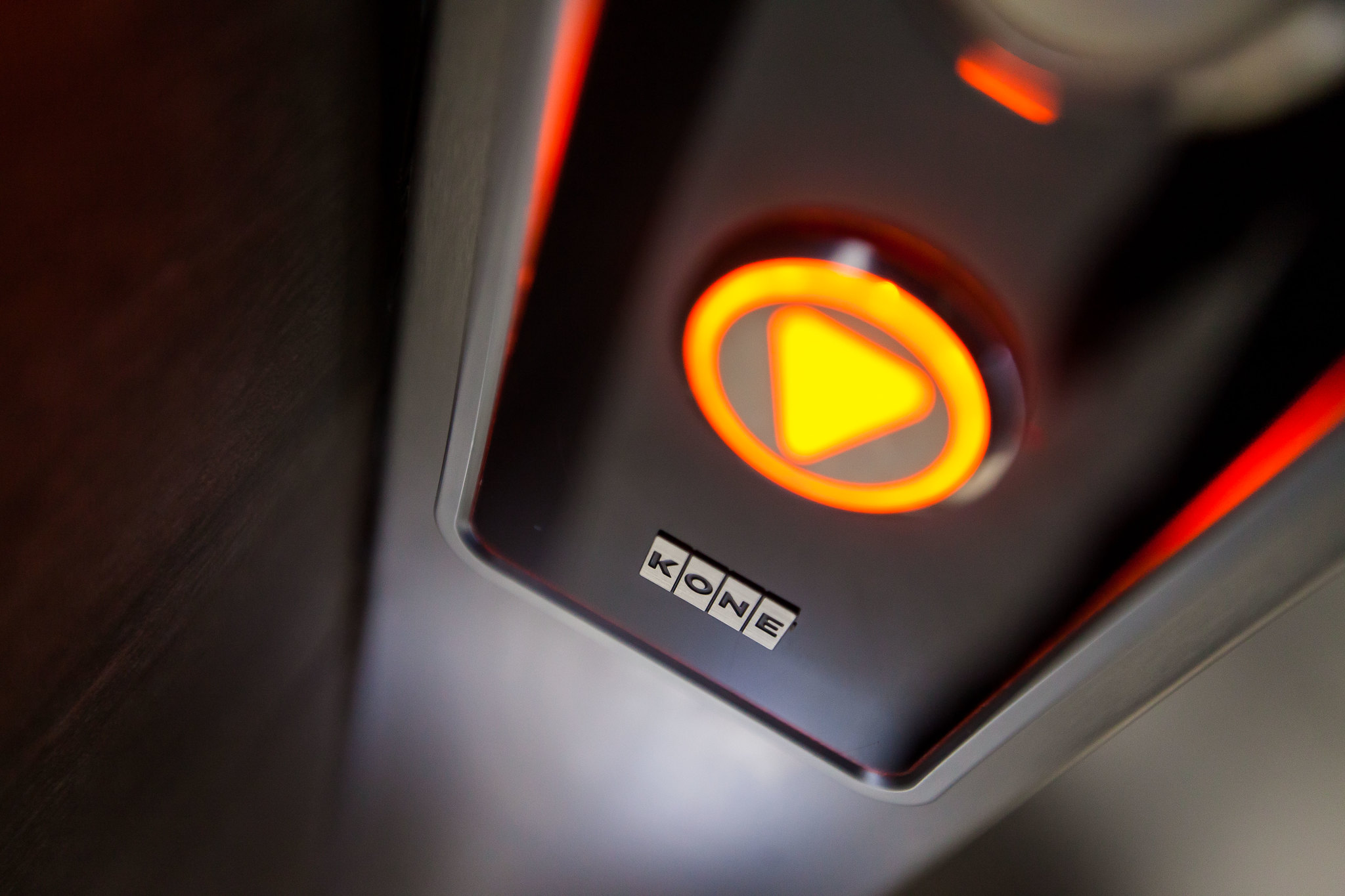 Спасатели вытащили мужчину из вентиляционной шахты после падения с 13-го этажа