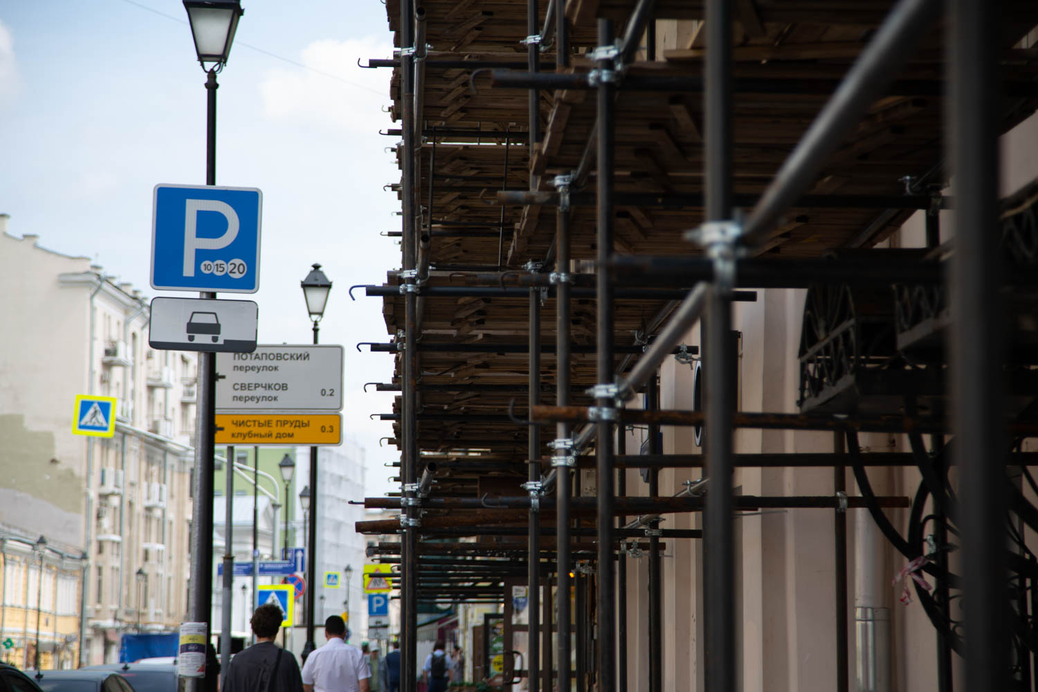 Экскаватор уничтожает здания Кокоревских складов в центре города